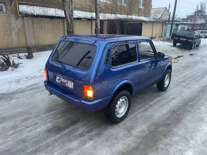 Продам lada niva 4x4 2012 года выпуска по кузову автомобиль в отличном состоянии. дно, лонжероны и пороги замечательные. салон ухожен, музыка. ходовая часть исправна. по двигателю, коробке и раздатке вопросов нет. не троит, не дымит, не хрустит и не выбивает ничего. всё включается как положено. электрика вся работает. документы в порядке, есть техосмотр! осмотр город харцызск цена 445т. р торг телефон (telegram, whatsapp) +79496994520 - фотография - 3