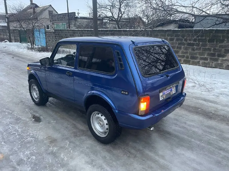 Продам lada niva 4x4 2012 года выпуска по кузову автомобиль в отличном состоянии. дно, лонжероны и пороги замечательные. салон ухожен, музыка. ходовая часть исправна. по двигателю, коробке и раздатке вопросов нет. не троит, не дымит, не хрустит и не выбивает ничего. всё включается как положено. электрика вся работает. документы в порядке, есть техосмотр! осмотр город харцызск цена 445т. р торг телефон (telegram, whatsapp) +79496994520 - фотография - 4