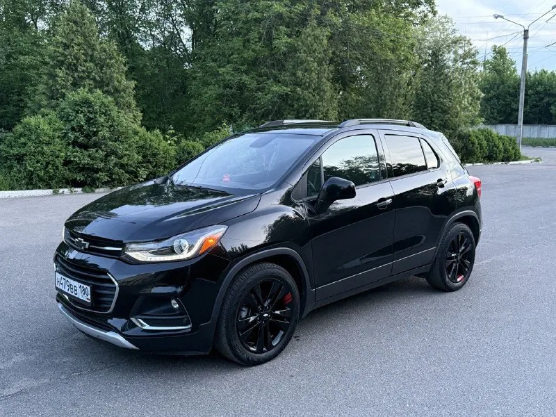 Chevrolet trax 2018 года в максимальной комплектации. двигатель 1,4 турбо.6‑ступенчатая автоматическая коробка передач. пробег 99000км. кондиционер, круиз‑контроль, люк, мультимедийная система с сенсорным экраном, поддержкой apple carplay и android auto, акустика bose, камера заднего вида, система стабилизации (esp), 6 подушек безопасности, светодиодные ходовые огни, рейлинги на крыше, легкосплавные диски r18. собственник. макеевка. 8949 862 10 50. цена 1.600 📞 звоните: +7(949)8621050 - фотография - 2