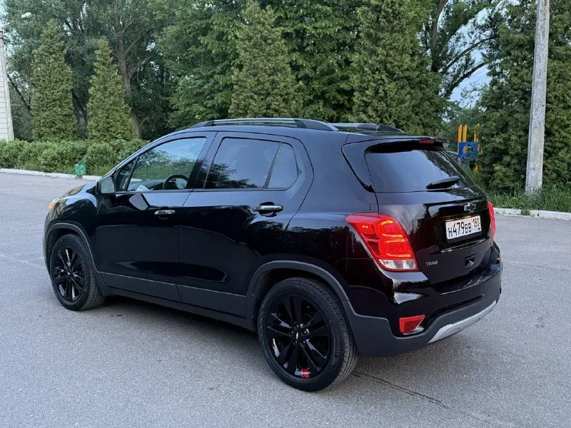 Chevrolet trax 2018 года в максимальной комплектации. двигатель 1,4 турбо.6‑ступенчатая автоматическая коробка передач. пробег 99000км. кондиционер, круиз‑контроль, люк, мультимедийная система с сенсорным экраном, поддержкой apple carplay и android auto, акустика bose, камера заднего вида, система стабилизации (esp), 6 подушек безопасности, светодиодные ходовые огни, рейлинги на крыше, легкосплавные диски r18. собственник. макеевка. 8949 862 10 50. цена 1.600 📞 звоните: +7(949)8621050 - фотография - 4