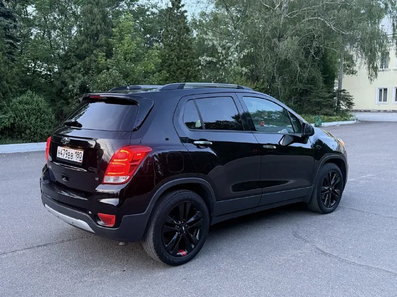 Chevrolet trax 2018 года в максимальной комплектации. двигатель 1,4 турбо.6‑ступенчатая автоматическая коробка передач. пробег 99000км. кондиционер, круиз‑контроль, люк, мультимедийная система с сенсорным экраном, поддержкой apple carplay и android auto, акустика bose, камера заднего вида, система стабилизации (esp), 6 подушек безопасности, светодиодные ходовые огни, рейлинги на крыше, легкосплавные диски r18. собственник. макеевка. 8949 862 10 50. цена 1.600 📞 звоните: +7(949)8621050 - фотография - 5