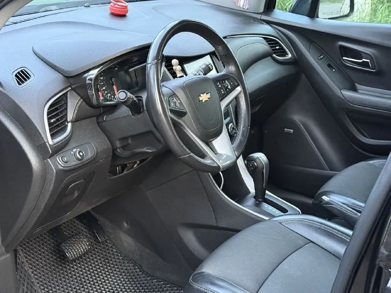 Chevrolet trax 2018 года в максимальной комплектации. двигатель 1,4 турбо.6‑ступенчатая автоматическая коробка передач. пробег 99000км. кондиционер, круиз‑контроль, люк, мультимедийная система с сенсорным экраном, поддержкой apple carplay и android auto, акустика bose, камера заднего вида, система стабилизации (esp), 6 подушек безопасности, светодиодные ходовые огни, рейлинги на крыше, легкосплавные диски r18. собственник. макеевка. 8949 862 10 50. цена 1.600 📞 звоните: +7(949)8621050 - фотография - 6