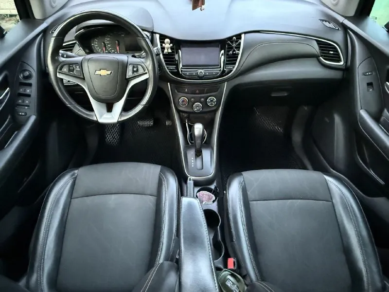 Chevrolet trax 2018 года в максимальной комплектации. двигатель 1,4 турбо.6‑ступенчатая автоматическая коробка передач. пробег 99000км. кондиционер, круиз‑контроль, люк, мультимедийная система с сенсорным экраном, поддержкой apple carplay и android auto, акустика bose, камера заднего вида, система стабилизации (esp), 6 подушек безопасности, светодиодные ходовые огни, рейлинги на крыше, легкосплавные диски r18. собственник. макеевка. 8949 862 10 50. цена 1.600 📞 звоните: +7(949)8621050 - фотография - 7