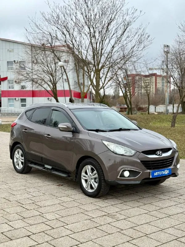 🇰🇵 hyundai ix35 💰цена: 1 120 000р 🏢город: мариуполь 📅год выпуска: 2012 🗒️пробег: 199 945 км. ⚙️двигатель: 2.0 ⛽топливо: бензин ⚙️кпп: автомат 📞 телефон: +7-949-727-41-51 +7-949-551-91-52 +7-989-263-55-56 💾 описание: ✅ отличное состояние ✅ кузов без ржавчины ✅ техническая часть на 5+ ✅ красивый цвет 🔥 отличная комплектация: ❄️ двухзонный климат-контроль, подогрев всех сидений, бортовой компьютер, кожаный мульти-руль, ксенон, птф, полный электропакет, камера заднего вида, задний парктроник, помощь при спуске, складывание зеркал, оригинальные литые диски, хорошая зимняя резина, сигнализация с автозапуском. 🏦 возможна продажа в кредит по двум документам. улица шевченко 269 - фотография - 3