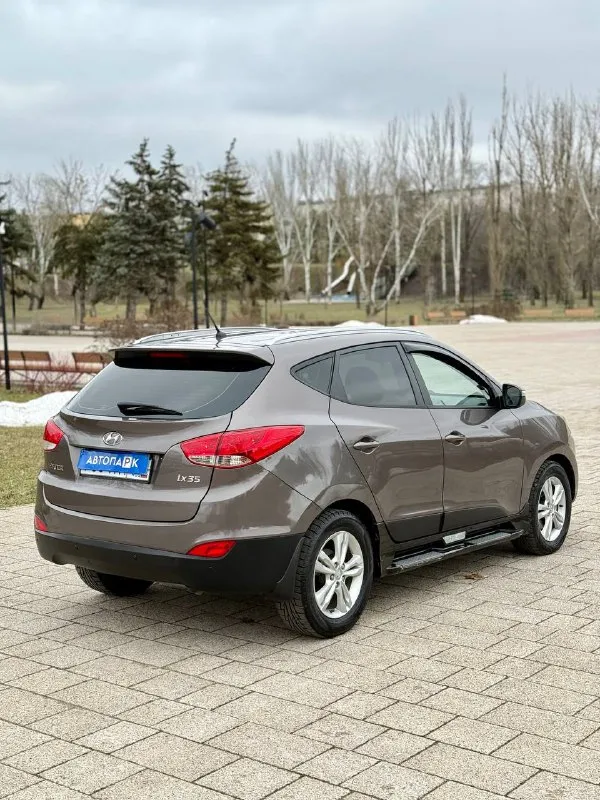 🇰🇵 hyundai ix35 💰цена: 1 120 000р 🏢город: мариуполь 📅год выпуска: 2012 🗒️пробег: 199 945 км. ⚙️двигатель: 2.0 ⛽топливо: бензин ⚙️кпп: автомат 📞 телефон: +7-949-727-41-51 +7-949-551-91-52 +7-989-263-55-56 💾 описание: ✅ отличное состояние ✅ кузов без ржавчины ✅ техническая часть на 5+ ✅ красивый цвет 🔥 отличная комплектация: ❄️ двухзонный климат-контроль, подогрев всех сидений, бортовой компьютер, кожаный мульти-руль, ксенон, птф, полный электропакет, камера заднего вида, задний парктроник, помощь при спуске, складывание зеркал, оригинальные литые диски, хорошая зимняя резина, сигнализация с автозапуском. 🏦 возможна продажа в кредит по двум документам. улица шевченко 269 - фотография - 4