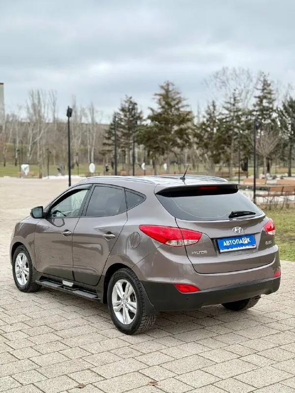 🇰🇵 hyundai ix35 💰цена: 1 120 000р 🏢город: мариуполь 📅год выпуска: 2012 🗒️пробег: 199 945 км. ⚙️двигатель: 2.0 ⛽топливо: бензин ⚙️кпп: автомат 📞 телефон: +7-949-727-41-51 +7-949-551-91-52 +7-989-263-55-56 💾 описание: ✅ отличное состояние ✅ кузов без ржавчины ✅ техническая часть на 5+ ✅ красивый цвет 🔥 отличная комплектация: ❄️ двухзонный климат-контроль, подогрев всех сидений, бортовой компьютер, кожаный мульти-руль, ксенон, птф, полный электропакет, камера заднего вида, задний парктроник, помощь при спуске, складывание зеркал, оригинальные литые диски, хорошая зимняя резина, сигнализация с автозапуском. 🏦 возможна продажа в кредит по двум документам. улица шевченко 269 - фотография - 6