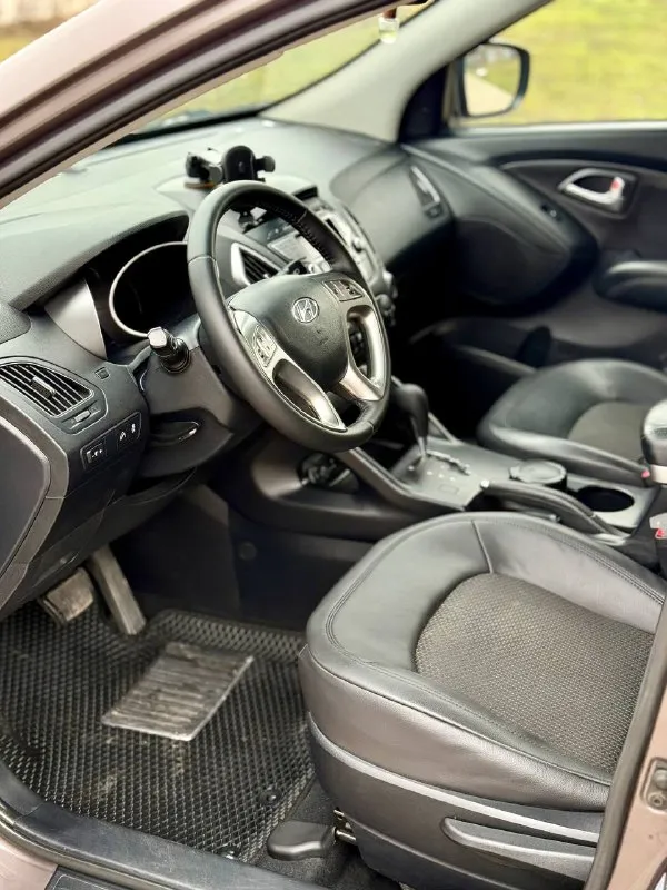🇰🇵 hyundai ix35 💰цена: 1 120 000р 🏢город: мариуполь 📅год выпуска: 2012 🗒️пробег: 199 945 км. ⚙️двигатель: 2.0 ⛽топливо: бензин ⚙️кпп: автомат 📞 телефон: +7-949-727-41-51 +7-949-551-91-52 +7-989-263-55-56 💾 описание: ✅ отличное состояние ✅ кузов без ржавчины ✅ техническая часть на 5+ ✅ красивый цвет 🔥 отличная комплектация: ❄️ двухзонный климат-контроль, подогрев всех сидений, бортовой компьютер, кожаный мульти-руль, ксенон, птф, полный электропакет, камера заднего вида, задний парктроник, помощь при спуске, складывание зеркал, оригинальные литые диски, хорошая зимняя резина, сигнализация с автозапуском. 🏦 возможна продажа в кредит по двум документам. улица шевченко 269 - фотография - 7