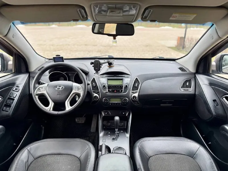 🇰🇵 hyundai ix35 💰цена: 1 120 000р 🏢город: мариуполь 📅год выпуска: 2012 🗒️пробег: 199 945 км. ⚙️двигатель: 2.0 ⛽топливо: бензин ⚙️кпп: автомат 📞 телефон: +7-949-727-41-51 +7-949-551-91-52 +7-989-263-55-56 💾 описание: ✅ отличное состояние ✅ кузов без ржавчины ✅ техническая часть на 5+ ✅ красивый цвет 🔥 отличная комплектация: ❄️ двухзонный климат-контроль, подогрев всех сидений, бортовой компьютер, кожаный мульти-руль, ксенон, птф, полный электропакет, камера заднего вида, задний парктроник, помощь при спуске, складывание зеркал, оригинальные литые диски, хорошая зимняя резина, сигнализация с автозапуском. 🏦 возможна продажа в кредит по двум документам. улица шевченко 269 - фотография - 8