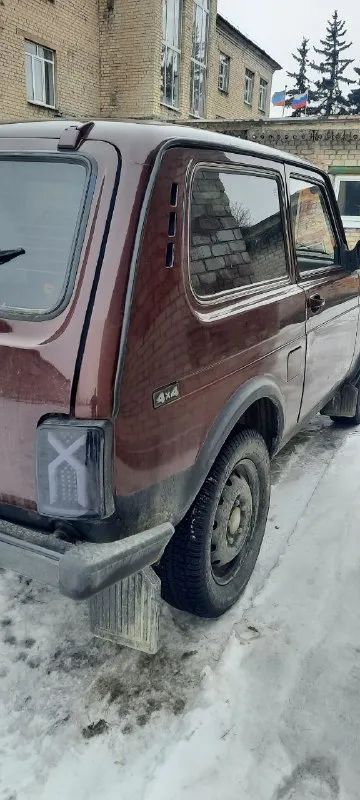 Нива 2011года, инжектор, гур. в очень хорошем состоянии. по ходовой:замена амортизаторов, подшипников, резинок и тд. по мотору:масло, антифриз, распредвал с кулаками, цепь. и тд двигатель масло не расходует абсолютно, антифриз никуда не уходит. всё работает, переключается, моргает, светит. , дует итд. прошу 375тыс торг у капота. дебальцево. +79490086401 📲 tg: aza asa 📞 звоните: +7(949)0086401 - фотография - 3