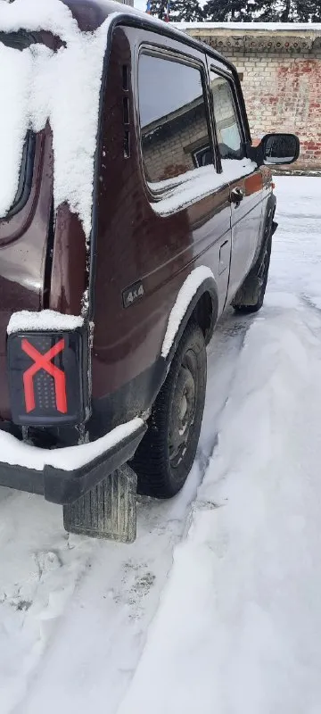 Нива 2011года, инжектор, гур. в очень хорошем состоянии. по ходовой:замена амортизаторов, подшипников, резинок и тд. по мотору:масло, антифриз, распредвал с кулаками, цепь. и тд двигатель масло не расходует абсолютно, антифриз никуда не уходит. всё работает, переключается, моргает, светит. , дует итд. прошу 375тыс торг у капота. дебальцево. +79490086401 📲 tg: aza asa 📞 звоните: +7(949)0086401 - фотография - 4