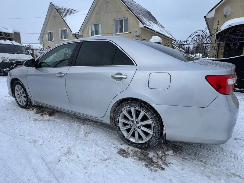Продам tayota camry 2012 года выпуска пробег 160 000 км цвет серебристый металлик отличная машина не требующая вложения, идеальный кожаный салон ! комфорт на достойном уровне, автомобиль никогда не подведет, настоящий эталон знающий свое дело ) торг уместен у капота 1 600 000 рублей по все вопросам обращайтесь по телефону +79497058056 📲 tg: @karinausbekova 📞 звоните: +7(949)7058056 - фотография - 4