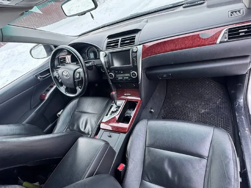 Продам tayota camry 2012 года выпуска пробег 160 000 км цвет серебристый металлик отличная машина не требующая вложения, идеальный кожаный салон ! комфорт на достойном уровне, автомобиль никогда не подведет, настоящий эталон знающий свое дело ) торг уместен у капота 1 600 000 рублей по все вопросам обращайтесь по телефону +79497058056 📲 tg: @karinausbekova 📞 звоните: +7(949)7058056 - фотография - 5