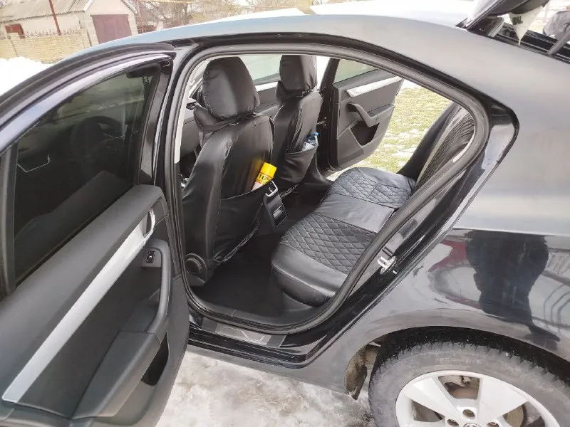 Skoda octavia a7 2013 tsi 1.4 turbo, dsg автомобиль в хорошем состоянии, владею три года, второй владелец. ни разу не подвела, надёжный аппарат 💪. новый грм, масло, фильтра, новые колодки, косточки, передние стойки, сайлентблоки задней балки, шаровые. масло от замены до замены, всегда лил хорошее масло)денег не жалел ставил хорошие запчасти) чистый, ухоженный салон. два комплекта резина, летний комплект на шикарных дисках, прошли сезон) цена 1м+торг +79490385235 мариуполь - фотография - 7