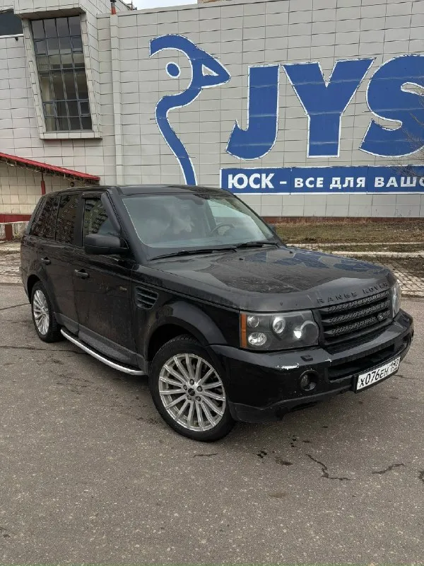 Продам range rover sport 2009 г. в. переходящий в рестайлинг двигатель 4.2 компрессор в отличном состоянии, не дымит, не тарахтит - работает ровно, компрессор дует на все свои возможности. коробка вся новая внутри, перебиралась ( 280 тысяч отдал за ремонт ) работает без пинков и задержек. по ходовой части вся обслужена, от сайлент блоков до пневмобаллонов, ничего не стучит. так же обслужены тормоза вкруговую по хорошему поменять датчики положения кузова, после мойки бывает жалуется ( на езду не влияет ) новая зимняя резина. передняя оптика сделана, вложил 70 тысяч - асфальт сушит. продажа от собственника, любые проверки и любые переоформления. авто находится в г. донецк воздух мимо. цена: 1.400.000₽ + хороший торг. тел: +79493951090 📞 звоните: +7(949)3951090 - фотография - 3