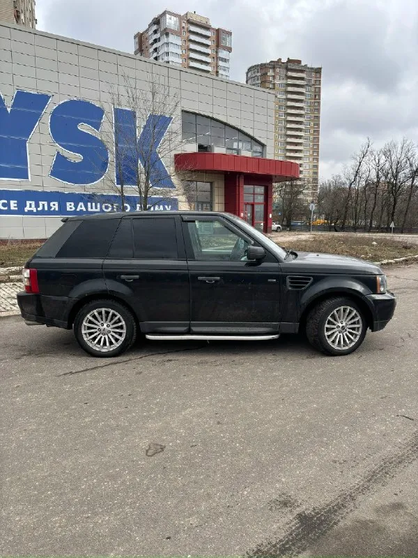 Продам range rover sport 2009 г. в. переходящий в рестайлинг двигатель 4.2 компрессор в отличном состоянии, не дымит, не тарахтит - работает ровно, компрессор дует на все свои возможности. коробка вся новая внутри, перебиралась ( 280 тысяч отдал за ремонт ) работает без пинков и задержек. по ходовой части вся обслужена, от сайлент блоков до пневмобаллонов, ничего не стучит. так же обслужены тормоза вкруговую по хорошему поменять датчики положения кузова, после мойки бывает жалуется ( на езду не влияет ) новая зимняя резина. передняя оптика сделана, вложил 70 тысяч - асфальт сушит. продажа от собственника, любые проверки и любые переоформления. авто находится в г. донецк воздух мимо. цена: 1.400.000₽ + хороший торг. тел: +79493951090 📞 звоните: +7(949)3951090 - фотография - 4