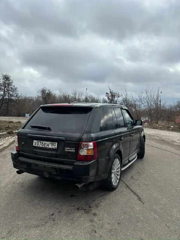 Продам range rover sport 2009 г. в. переходящий в рестайлинг двигатель 4.2 компрессор в отличном состоянии, не дымит, не тарахтит - работает ровно, компрессор дует на все свои возможности. коробка вся новая внутри, перебиралась ( 280 тысяч отдал за ремонт ) работает без пинков и задержек. по ходовой части вся обслужена, от сайлент блоков до пневмобаллонов, ничего не стучит. так же обслужены тормоза вкруговую по хорошему поменять датчики положения кузова, после мойки бывает жалуется ( на езду не влияет ) новая зимняя резина. передняя оптика сделана, вложил 70 тысяч - асфальт сушит. продажа от собственника, любые проверки и любые переоформления. авто находится в г. донецк воздух мимо. цена: 1.400.000₽ + хороший торг. тел: +79493951090 📞 звоните: +7(949)3951090 - фотография - 5