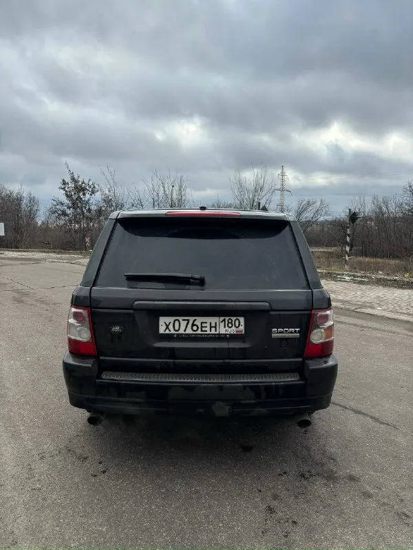 Продам range rover sport 2009 г. в. переходящий в рестайлинг двигатель 4.2 компрессор в отличном состоянии, не дымит, не тарахтит - работает ровно, компрессор дует на все свои возможности. коробка вся новая внутри, перебиралась ( 280 тысяч отдал за ремонт ) работает без пинков и задержек. по ходовой части вся обслужена, от сайлент блоков до пневмобаллонов, ничего не стучит. так же обслужены тормоза вкруговую по хорошему поменять датчики положения кузова, после мойки бывает жалуется ( на езду не влияет ) новая зимняя резина. передняя оптика сделана, вложил 70 тысяч - асфальт сушит. продажа от собственника, любые проверки и любые переоформления. авто находится в г. донецк воздух мимо. цена: 1.400.000₽ + хороший торг. тел: +79493951090 📞 звоните: +7(949)3951090 - фотография - 6