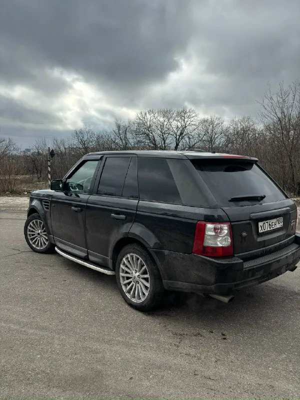 Продам range rover sport 2009 г. в. переходящий в рестайлинг двигатель 4.2 компрессор в отличном состоянии, не дымит, не тарахтит - работает ровно, компрессор дует на все свои возможности. коробка вся новая внутри, перебиралась ( 280 тысяч отдал за ремонт ) работает без пинков и задержек. по ходовой части вся обслужена, от сайлент блоков до пневмобаллонов, ничего не стучит. так же обслужены тормоза вкруговую по хорошему поменять датчики положения кузова, после мойки бывает жалуется ( на езду не влияет ) новая зимняя резина. передняя оптика сделана, вложил 70 тысяч - асфальт сушит. продажа от собственника, любые проверки и любые переоформления. авто находится в г. донецк воздух мимо. цена: 1.400.000₽ + хороший торг. тел: +79493951090 📞 звоните: +7(949)3951090 - фотография - 7
