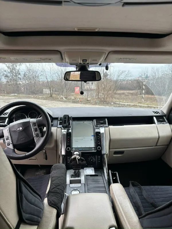 Продам range rover sport 2009 г. в. переходящий в рестайлинг двигатель 4.2 компрессор в отличном состоянии, не дымит, не тарахтит - работает ровно, компрессор дует на все свои возможности. коробка вся новая внутри, перебиралась ( 280 тысяч отдал за ремонт ) работает без пинков и задержек. по ходовой части вся обслужена, от сайлент блоков до пневмобаллонов, ничего не стучит. так же обслужены тормоза вкруговую по хорошему поменять датчики положения кузова, после мойки бывает жалуется ( на езду не влияет ) новая зимняя резина. передняя оптика сделана, вложил 70 тысяч - асфальт сушит. продажа от собственника, любые проверки и любые переоформления. авто находится в г. донецк воздух мимо. цена: 1.400.000₽ + хороший торг. тел: +79493951090 📞 звоните: +7(949)3951090 - фотография - 8
