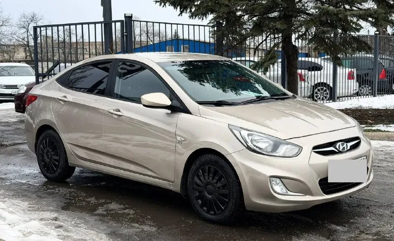 Хундай солярис. 2011г, мотор 1.6. пробег 190.000км. кондиционер, abs-esp, полный эл. пакет, подогревы, камера заднего вида. новая резина - зима, машина полностью обслужена, вложений вообще не каких. готов ехать на любое ваще сто цена 720.000 тыс. , хороший торг +79496390695 - фотография - 2