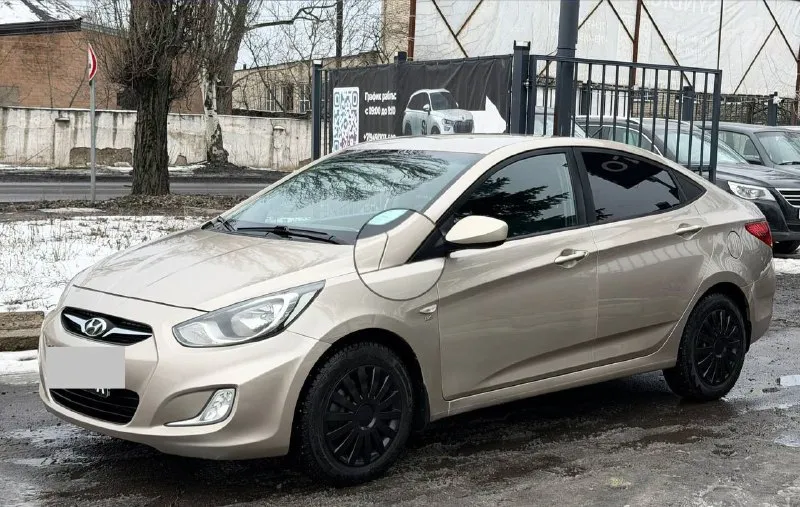 Хундай солярис. 2011г, мотор 1.6. пробег 190.000км. кондиционер, abs-esp, полный эл. пакет, подогревы, камера заднего вида. новая резина - зима, машина полностью обслужена, вложений вообще не каких. готов ехать на любое ваще сто цена 720.000 тыс. , хороший торг +79496390695 - фотография - 3