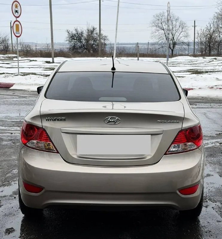 Хундай солярис. 2011г, мотор 1.6. пробег 190.000км. кондиционер, abs-esp, полный эл. пакет, подогревы, камера заднего вида. новая резина - зима, машина полностью обслужена, вложений вообще не каких. готов ехать на любое ваще сто цена 720.000 тыс. , хороший торг +79496390695 - фотография - 4