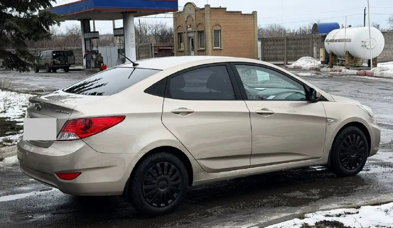 Хундай солярис. 2011г, мотор 1.6. пробег 190.000км. кондиционер, abs-esp, полный эл. пакет, подогревы, камера заднего вида. новая резина - зима, машина полностью обслужена, вложений вообще не каких. готов ехать на любое ваще сто цена 720.000 тыс. , хороший торг +79496390695 - фотография - 5