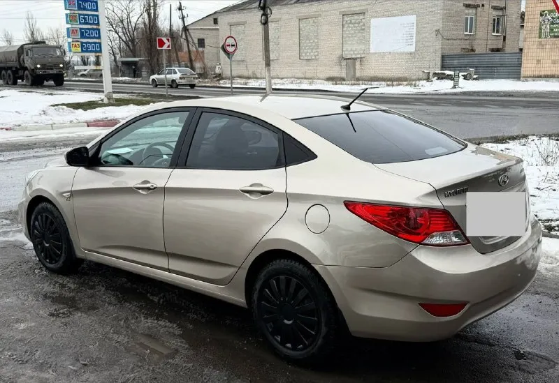 Хундай солярис. 2011г, мотор 1.6. пробег 190.000км. кондиционер, abs-esp, полный эл. пакет, подогревы, камера заднего вида. новая резина - зима, машина полностью обслужена, вложений вообще не каких. готов ехать на любое ваще сто цена 720.000 тыс. , хороший торг +79496390695 - фотография - 6