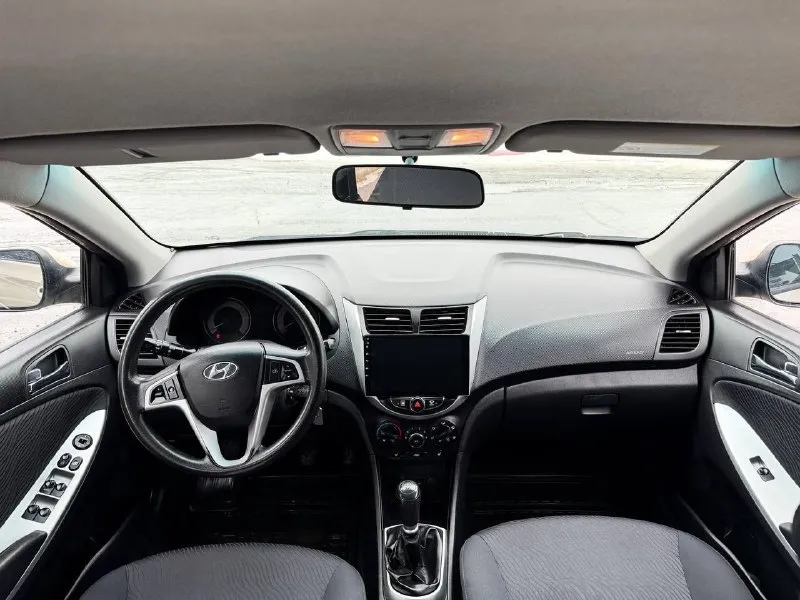 Хундай солярис. 2011г, мотор 1.6. пробег 190.000км. кондиционер, abs-esp, полный эл. пакет, подогревы, камера заднего вида. новая резина - зима, машина полностью обслужена, вложений вообще не каких. готов ехать на любое ваще сто цена 720.000 тыс. , хороший торг +79496390695 - фотография - 8