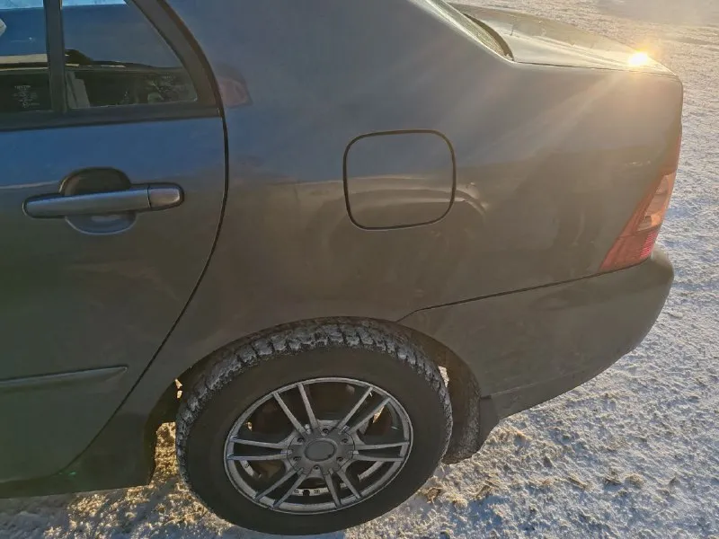 Текст: продам toyota corolla 2006 г. в пробег 260000 цена 600000руб торг возможен тел. +79495791910 анатолий осмотр: донецк один хозяин не бита. автотека зеленая. по технике на пятёрку. мотор, коробка, подвеска в идеале. одна крашеная деталь- капот. красился из за появившихся рыжиков. остальной кузов на твердые 4 с плюсом. гнили нет. реальному покупателю дополнительный комплект резины - фотография - 6