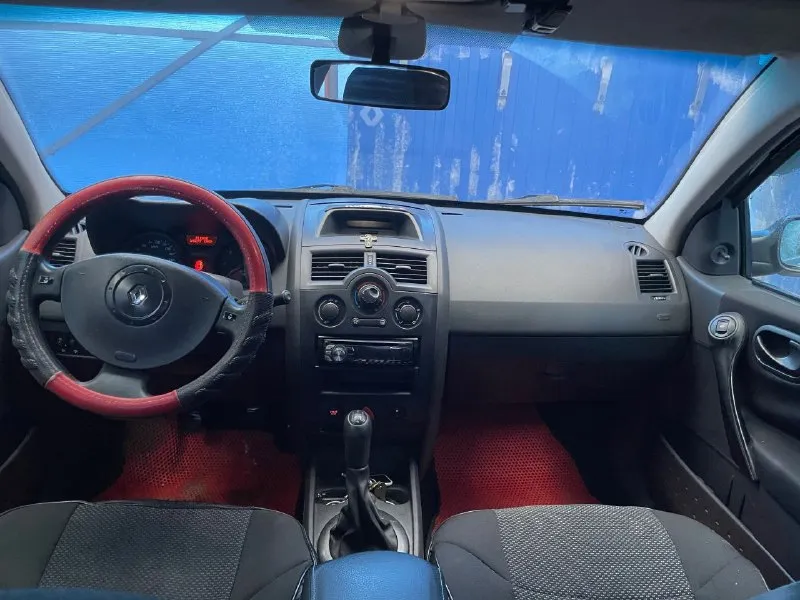 Продам renault megan отличное состояние для своих лет покупка и регистрация 2006 4 хозяина ходовая отлично плотная мягкая двигатель работает отлично кпп отлично дно пороги арки низа дверей всё целое салон чистый гур кондиционер работает 6 подушек безопасности abs эл. стеклоподьемники подогрев передних сидений эл. зеркала музыка сигнализация заводская цена 510т. ₽ +79494027602 - фотография - 7