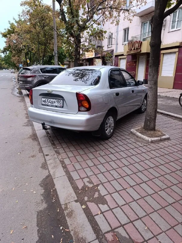 Продам ланос 1.5 2008г, авто делал для себя, поварил пороги, частично днище, кобылки, обработал и покрасил обработал двери, авто на полном ходу, сел и поехал, заменил стартер, генератор, свечи, бронипровода, заменил сцепление, резина летняя и зимняя на дисках, передние блины новые, колодки передние и задние, новые фары, продажа не скорая, от машины не избавляюсь, машина на твердую четвёрку, звоните, торг уместен у капота цена 265 т. рублей т. +79493170571 андрей 📞 звоните: +7(949)3170571 - фотография - 3