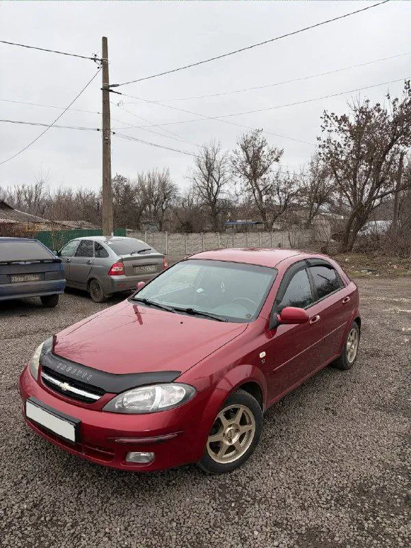 Продам chevrolet lacetti 1.6 механика автомобиль корейской сборки, без дтп, все стекла родные, автотека зеленая. на полном ходу, ничего делать не нужно, кондиционер, подогрев зеркал и заднего стекла, 4 стеклоподъемника, электро регулировка зеркал, музыка с блютузом, салон в хорошем состоянии, не прокурен. масло не жрет, ничего не стучит не гремит, полностью обслужена. есть летняя резина. автомобиль оснащен сигнализацией и тремя противоугонками. документы чистые, любое переоформление. цена 480 тыс. руб. торг у капота осмотр макеевка +79499987808 📞 звоните: +7(949)9987808 - фотография - 2