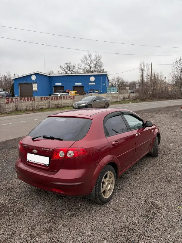 Продам chevrolet lacetti 1.6 механика автомобиль корейской сборки, без дтп, все стекла родные, автотека зеленая. на полном ходу, ничего делать не нужно, кондиционер, подогрев зеркал и заднего стекла, 4 стеклоподъемника, электро регулировка зеркал, музыка с блютузом, салон в хорошем состоянии, не прокурен. масло не жрет, ничего не стучит не гремит, полностью обслужена. есть летняя резина. автомобиль оснащен сигнализацией и тремя противоугонками. документы чистые, любое переоформление. цена 480 тыс. руб. торг у капота осмотр макеевка +79499987808 📞 звоните: +7(949)9987808 - фотография - 3