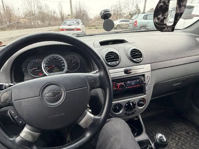 Продам chevrolet lacetti 1.6 механика автомобиль корейской сборки, без дтп, все стекла родные, автотека зеленая. на полном ходу, ничего делать не нужно, кондиционер, подогрев зеркал и заднего стекла, 4 стеклоподъемника, электро регулировка зеркал, музыка с блютузом, салон в хорошем состоянии, не прокурен. масло не жрет, ничего не стучит не гремит, полностью обслужена. есть летняя резина. автомобиль оснащен сигнализацией и тремя противоугонками. документы чистые, любое переоформление. цена 480 тыс. руб. торг у капота осмотр макеевка +79499987808 📞 звоните: +7(949)9987808 - фотография - 5