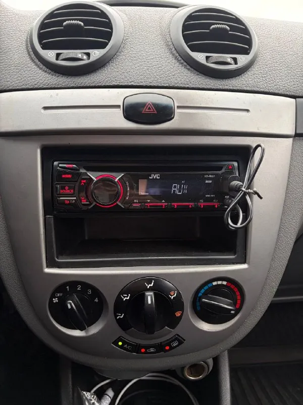 Продам chevrolet lacetti 1.6 механика автомобиль корейской сборки, без дтп, все стекла родные, автотека зеленая. на полном ходу, ничего делать не нужно, кондиционер, подогрев зеркал и заднего стекла, 4 стеклоподъемника, электро регулировка зеркал, музыка с блютузом, салон в хорошем состоянии, не прокурен. масло не жрет, ничего не стучит не гремит, полностью обслужена. есть летняя резина. автомобиль оснащен сигнализацией и тремя противоугонками. документы чистые, любое переоформление. цена 480 тыс. руб. торг у капота осмотр макеевка +79499987808 📞 звоните: +7(949)9987808 - фотография - 6