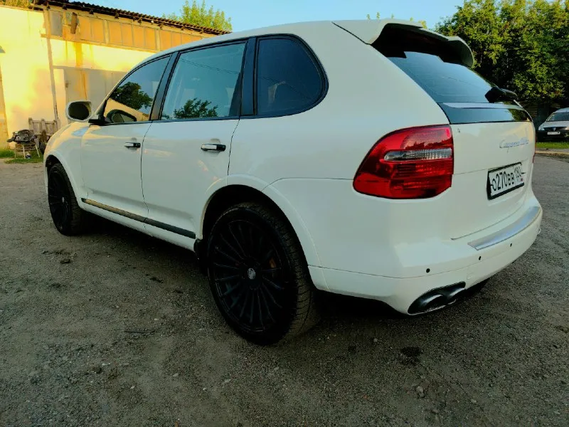 🚘 porsche cayenne turbo s — 500 л. с. чистой мощности! белый, брутальный и ухоженный cayenne turbo s в отличном состоянии. 📍 горловка двигатель: 4.8 turbo (500 л. с. ) 🐎 пробег: 187 000 км коробка: автомат привод: полный подвеска: пневма — работает идеально 💨 состояние: всё исправно, ошибок нет, сел и поехал. 🛞 на хорошей зимней резине 💥 едет очень бодро, пневма живая, мотор и коробка без вопросов. по кузову и салону — ухоженный экземпляр, без колхоза и лишнего тюнинга. 💰 цена: 1.5 млн ₽ 📞 телефон: +7 949 492-32-03 📞 звоните: +7(949)4923203 - фотография - 3