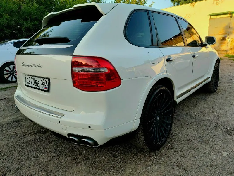 🚘 porsche cayenne turbo s — 500 л. с. чистой мощности! белый, брутальный и ухоженный cayenne turbo s в отличном состоянии. 📍 горловка двигатель: 4.8 turbo (500 л. с. ) 🐎 пробег: 187 000 км коробка: автомат привод: полный подвеска: пневма — работает идеально 💨 состояние: всё исправно, ошибок нет, сел и поехал. 🛞 на хорошей зимней резине 💥 едет очень бодро, пневма живая, мотор и коробка без вопросов. по кузову и салону — ухоженный экземпляр, без колхоза и лишнего тюнинга. 💰 цена: 1.5 млн ₽ 📞 телефон: +7 949 492-32-03 📞 звоните: +7(949)4923203 - фотография - 4