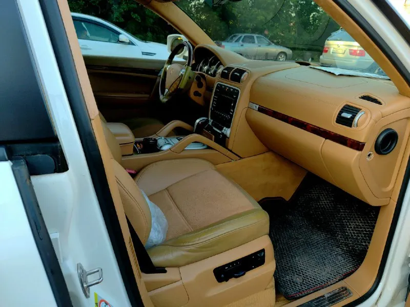 🚘 porsche cayenne turbo s — 500 л. с. чистой мощности! белый, брутальный и ухоженный cayenne turbo s в отличном состоянии. 📍 горловка двигатель: 4.8 turbo (500 л. с. ) 🐎 пробег: 187 000 км коробка: автомат привод: полный подвеска: пневма — работает идеально 💨 состояние: всё исправно, ошибок нет, сел и поехал. 🛞 на хорошей зимней резине 💥 едет очень бодро, пневма живая, мотор и коробка без вопросов. по кузову и салону — ухоженный экземпляр, без колхоза и лишнего тюнинга. 💰 цена: 1.5 млн ₽ 📞 телефон: +7 949 492-32-03 📞 звоните: +7(949)4923203 - фотография - 5