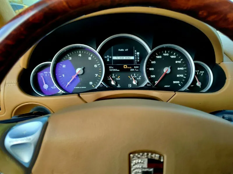 🚘 porsche cayenne turbo s — 500 л. с. чистой мощности! белый, брутальный и ухоженный cayenne turbo s в отличном состоянии. 📍 горловка двигатель: 4.8 turbo (500 л. с. ) 🐎 пробег: 187 000 км коробка: автомат привод: полный подвеска: пневма — работает идеально 💨 состояние: всё исправно, ошибок нет, сел и поехал. 🛞 на хорошей зимней резине 💥 едет очень бодро, пневма живая, мотор и коробка без вопросов. по кузову и салону — ухоженный экземпляр, без колхоза и лишнего тюнинга. 💰 цена: 1.5 млн ₽ 📞 телефон: +7 949 492-32-03 📞 звоните: +7(949)4923203 - фотография - 7