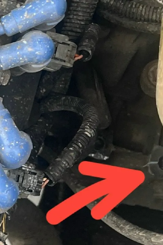 В продаже chevrolet klan (лачетти) хэтчбек 2011 г. в, мотор 1.6 110 л. с. мкпп. полная комплектация. не на ходу. косяки: оборвало мотор с подушки (лопнул картер есть на фото, нужна заварка аргоном и усиление пластиной), течёт нижний бак радиатора, радиатор в наличии нужна замена, требуется замена кулисы (она так же в наличии), пропал холостой (либо чистка егр клапана либо замена дросселя, не успел сделать диагностику) подтекает рулевая рейка (гур), подъедает масло только когда выше 4 тыс. оборотов крутить. колодки новые, резина лето, r15 титаны. водительское стекло клинит, но это мелочи жизни. стоит музыка, играет приятно, магнитола мощная процессорная. причина продажи: попал в финансовый кризис, нет возможности ремонтировать авто, отрываю от сердца жалко что пропадёт так бы и сам отремонтировал. цену вижу 270 тыс. рублей, с адекватной скидкой на эвакуатор. единственное что не успел переоформить на себя, сломалась за день до поездки в мрэо, все документы на руках, так же 📞 звоните: +7(949)3137478 - фотография - 3