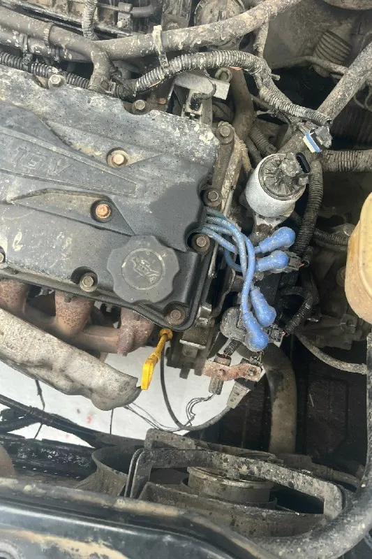 В продаже chevrolet klan (лачетти) хэтчбек 2011 г. в, мотор 1.6 110 л. с. мкпп. полная комплектация. не на ходу. косяки: оборвало мотор с подушки (лопнул картер есть на фото, нужна заварка аргоном и усиление пластиной), течёт нижний бак радиатора, радиатор в наличии нужна замена, требуется замена кулисы (она так же в наличии), пропал холостой (либо чистка егр клапана либо замена дросселя, не успел сделать диагностику) подтекает рулевая рейка (гур), подъедает масло только когда выше 4 тыс. оборотов крутить. колодки новые, резина лето, r15 титаны. водительское стекло клинит, но это мелочи жизни. стоит музыка, играет приятно, магнитола мощная процессорная. причина продажи: попал в финансовый кризис, нет возможности ремонтировать авто, отрываю от сердца жалко что пропадёт так бы и сам отремонтировал. цену вижу 270 тыс. рублей, с адекватной скидкой на эвакуатор. единственное что не успел переоформить на себя, сломалась за день до поездки в мрэо, все документы на руках, так же 📞 звоните: +7(949)3137478 - фотография - 4