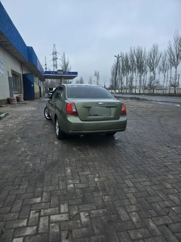 Продам/обменяю chevrolet lacetti 2005г. 1.6,109 л. с. 200.000 пробега, после капитального ремонта. менялось в моторе всё, ремни, ролики, стартер, генератор, аккумулятор, шатунно-поршневая, гбц, радиаторы, компрессор кондиционера. новые подушки двигателя и коробки. новые тормоза, колодки и ручной тормоз. поменяны передние стойки и пружины. передние и задние ступичные подшипники новые. стойки стабилизатора новые перешиты дверные карты. салон не прокурен, не пропален. (есть некоторые изъяны от старости) по кузову маленькие рыжики от старости. переварено днище и пороги. стоит хорошая музыка, усилитель на 2 канала, хороший фронт и зад+магнитола с усилителем 2din зашумлены двери. поменяны передние стеклоподъемники. новая зимняя резина, родные диски. все вопросы по телефону, в машине много что делалось, говорить можно много. за автомобиль хочу 600 т. р.(хороший торг) +79494773960 📞 звоните: +7(949)4773960 - фотография - 2