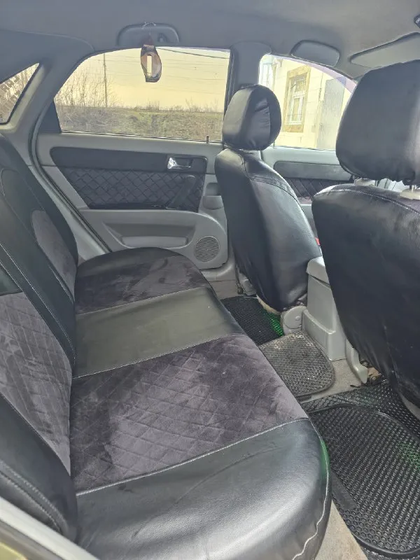 Продам/обменяю chevrolet lacetti 2005г. 1.6,109 л. с. 200.000 пробега, после капитального ремонта. менялось в моторе всё, ремни, ролики, стартер, генератор, аккумулятор, шатунно-поршневая, гбц, радиаторы, компрессор кондиционера. новые подушки двигателя и коробки. новые тормоза, колодки и ручной тормоз. поменяны передние стойки и пружины. передние и задние ступичные подшипники новые. стойки стабилизатора новые перешиты дверные карты. салон не прокурен, не пропален. (есть некоторые изъяны от старости) по кузову маленькие рыжики от старости. переварено днище и пороги. стоит хорошая музыка, усилитель на 2 канала, хороший фронт и зад+магнитола с усилителем 2din зашумлены двери. поменяны передние стеклоподъемники. новая зимняя резина, родные диски. все вопросы по телефону, в машине много что делалось, говорить можно много. за автомобиль хочу 600 т. р.(хороший торг) +79494773960 📞 звоните: +7(949)4773960 - фотография - 4