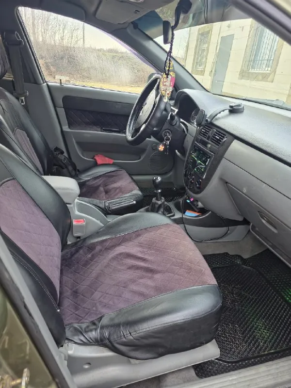Продам/обменяю chevrolet lacetti 2005г. 1.6,109 л. с. 200.000 пробега, после капитального ремонта. менялось в моторе всё, ремни, ролики, стартер, генератор, аккумулятор, шатунно-поршневая, гбц, радиаторы, компрессор кондиционера. новые подушки двигателя и коробки. новые тормоза, колодки и ручной тормоз. поменяны передние стойки и пружины. передние и задние ступичные подшипники новые. стойки стабилизатора новые перешиты дверные карты. салон не прокурен, не пропален. (есть некоторые изъяны от старости) по кузову маленькие рыжики от старости. переварено днище и пороги. стоит хорошая музыка, усилитель на 2 канала, хороший фронт и зад+магнитола с усилителем 2din зашумлены двери. поменяны передние стеклоподъемники. новая зимняя резина, родные диски. все вопросы по телефону, в машине много что делалось, говорить можно много. за автомобиль хочу 600 т. р.(хороший торг) +79494773960 📞 звоните: +7(949)4773960 - фотография - 5