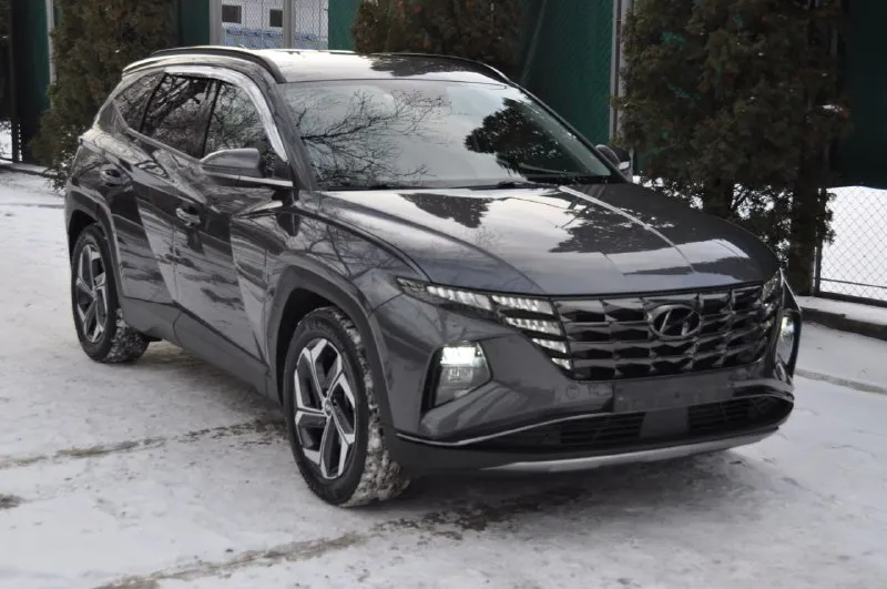 Hyundai tucson корейская сборка удлинённая версия безопасность целая стекла заводские в заводском окрасе • год : 03/2021 • двигатель : 2.0 (186 л. с.) • : 8 ступеней • пробег : 84т. км • цвет : темно серый • привод : передний 2wd комплектация: • кожаный салон с перфорацией • подогревы и вентиляция сидений и руля • память сидений • под рулевые лепестки переключения передач • парктроники передние и задние • кнопка start/stop • двух зонный климат контроль • активный круиз контроль • без ключевой доступ keylessgo • авто складывание заркал • адаптивная led оптика, передняя и задняя • led туманки • камера заднего хода • диски r19 • ходовые огни • электро ручник • система autohold • датчик смены полосы • дистроник • авто переключение ближнего/дальнего • датчик света • датчик контроля слепых зон. сигнализация star line, с меткой и мобильным приложением. . ambient lighting (контурная цветная подсветка салона). видеорегистраторы 2шт. (перед, зад) 3.430 📞 звоните: +7(959)3781111 - фотография - 1