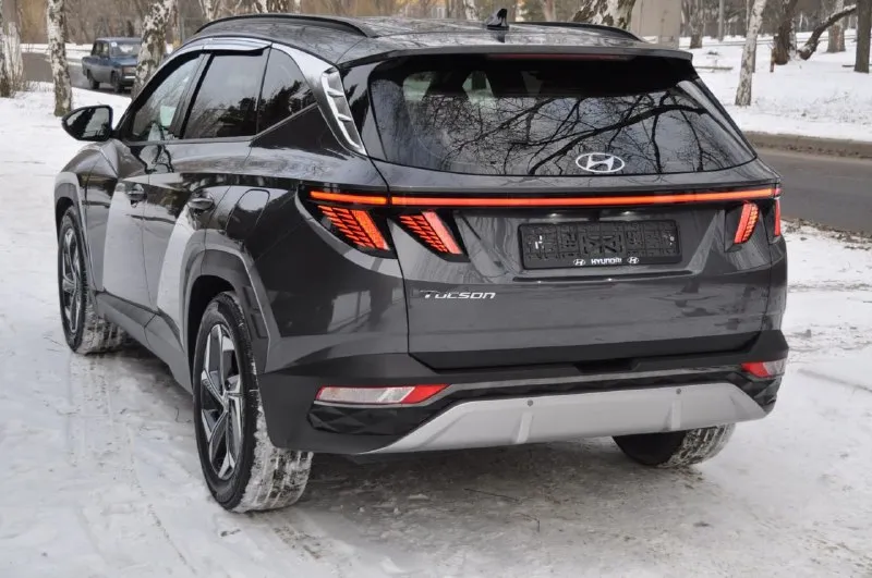 Hyundai tucson корейская сборка удлинённая версия безопасность целая стекла заводские в заводском окрасе • год : 03/2021 • двигатель : 2.0 (186 л. с.) • : 8 ступеней • пробег : 84т. км • цвет : темно серый • привод : передний 2wd комплектация: • кожаный салон с перфорацией • подогревы и вентиляция сидений и руля • память сидений • под рулевые лепестки переключения передач • парктроники передние и задние • кнопка start/stop • двух зонный климат контроль • активный круиз контроль • без ключевой доступ keylessgo • авто складывание заркал • адаптивная led оптика, передняя и задняя • led туманки • камера заднего хода • диски r19 • ходовые огни • электро ручник • система autohold • датчик смены полосы • дистроник • авто переключение ближнего/дальнего • датчик света • датчик контроля слепых зон. сигнализация star line, с меткой и мобильным приложением. . ambient lighting (контурная цветная подсветка салона). видеорегистраторы 2шт. (перед, зад) 3.430 📞 звоните: +7(959)3781111 - фотография - 2