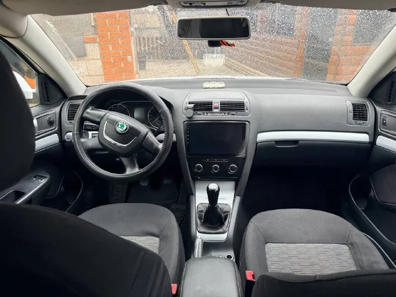 Продам skoda octavia а5 2011 год, рейстайлинг. автомобиль в хорошем состоянии. - 1.6 mpi - пробег 300 т. км - коробка механика (работает идеально) - двигатель без посторонних звуков - (новая, вписанное в техпаспорт) - кондиционер - мультимедия android - задний патронник (новый) - автомобиль обслужен по регламенту - авто без вложений ❗️ - по птс один хозяин, документы чистые, без запретов, без штрафов, переоформление без проблем, можно сразу в мрэо - в комплекте летняя резина + штатная магнитола цена: 950 000 торг у капота осмотр мариуполь все вопросы по телефону: +79497169681 - александр 📞 звоните: +7(949)7169681 - фотография - 6