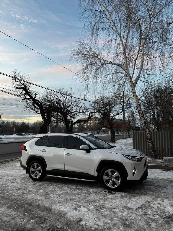 Toyota rav4, 🔠🔠🔠🔠🔠🔠 об 2.0 год 2020 полный привод автомобиль дилерский!!! куплена у официального дилера тойота ростов вся история обслуживания у официального диллера со всеми отметками без ключевой доступ двух зонный климат контроль обогрев сидений обогрев зеркал обогрев лобового стекла обогрев руля кожаный мультируль управление на руле электрорегулировка зеркал электростеклоподъёмники датчики дождя ☔️ датчики света датчики парковки камера заднего хода резина зима и лето диски литые на все вопросы отвечу по телефону, небольшой торг у машины +79495672089 цена 3550🍋торг ▶️смотреть больше фото◀️ 📲 tg: марк 📞 звоните: +7(949)5672089 - фотография - 2
