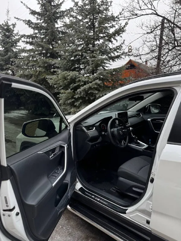 Toyota rav4, 🔠🔠🔠🔠🔠🔠 об 2.0 год 2020 полный привод автомобиль дилерский!!! куплена у официального дилера тойота ростов вся история обслуживания у официального диллера со всеми отметками без ключевой доступ двух зонный климат контроль обогрев сидений обогрев зеркал обогрев лобового стекла обогрев руля кожаный мультируль управление на руле электрорегулировка зеркал электростеклоподъёмники датчики дождя ☔️ датчики света датчики парковки камера заднего хода резина зима и лето диски литые на все вопросы отвечу по телефону, небольшой торг у машины +79495672089 цена 3550🍋торг ▶️смотреть больше фото◀️ 📲 tg: марк 📞 звоните: +7(949)5672089 - фотография - 9